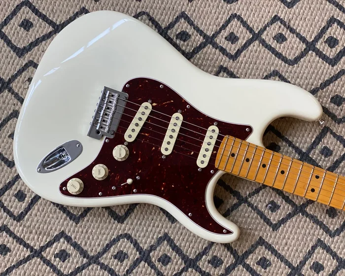 ’21 Fender American Professional II Stratocaster – Olympic White