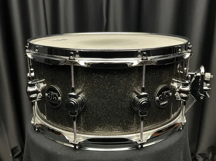 DW Used Snare Drums Performance Series Maple 6.5×14 Pewter Sparkle – 2025