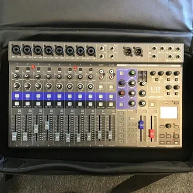 Used Zoom LIVETRAK Mixers Mixers